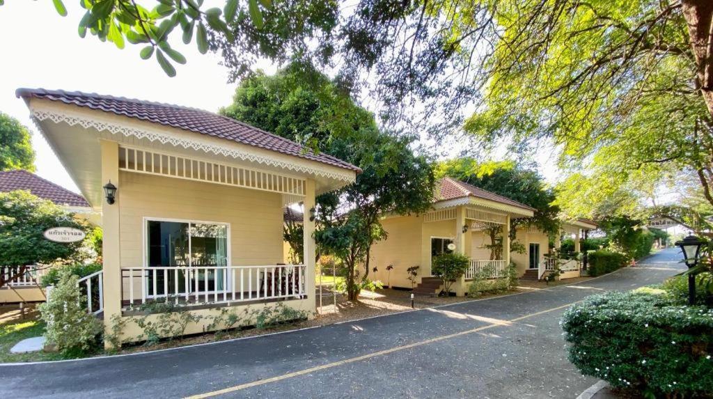 Ruen Maihom Riverside Cottage Канчанабури Экстерьер фото