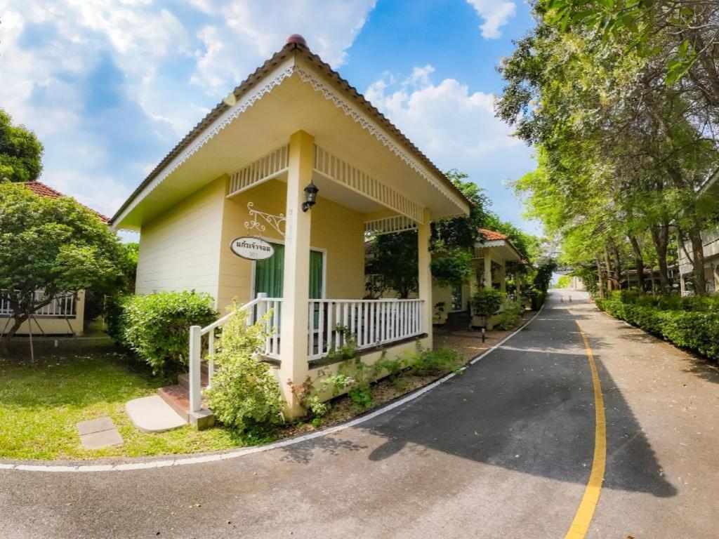 Ruen Maihom Riverside Cottage Канчанабури Экстерьер фото